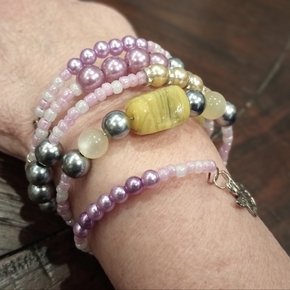 Elegant Multicolor Lavender Beaded Bracelet with Angel Charm - Picture 4 of 5